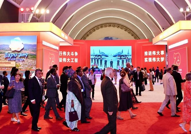 外国驻华使节参观“伟大历程　辉煌成就——庆祝中华人民共和国成立70周年大型成就展” 